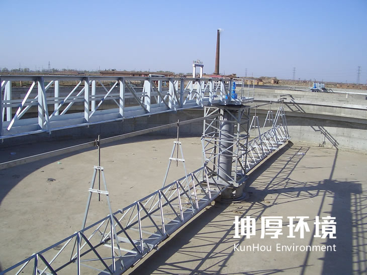 刮泥機(jī)安裝現(xiàn)場